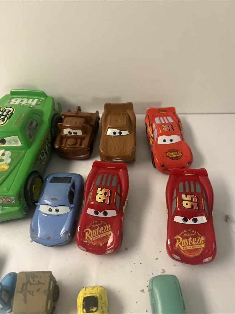 Lote de 12 coches de juguete de metal fundido a presión de Disney Pixar Cars: Lightning McQueen, Dinoco 43 imagen 3
