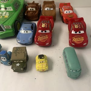 Lote de 12 coches de juguete de metal fundido a presión de Disney Pixar Cars: Lightning McQueen, Dinoco 43 imagen 4
