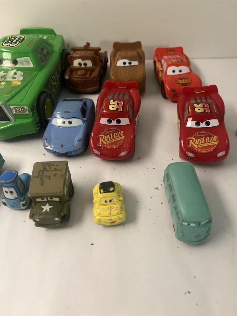 Lote de 12 coches de juguete de metal fundido a presión de Disney Pixar Cars: Lightning McQueen, Dinoco 43 imagen 4