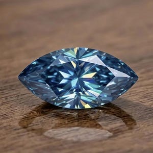 Op de afbeelding: Een edelsteen in marquise-slijpvorm met een diepblauwe tint en een gefacetteerd oppervlak dat licht reflecteert. De steen heeft een puntige, langwerpige ovale vorm met symmetrische facetten die vanuit het midden naar buiten stralen.