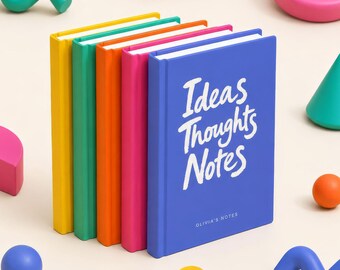Può includere: Una pila di cinque quaderni con copertina rigida colorati in giallo, verde, arancione, rosa e blu. Il quaderno blu presenta il testo bianco Ideas Thoughts Notes e Olivia's Notes. La pila è circondata da varie forme geometriche colorate.