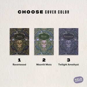 Pu&ograve; includere: Tre copertine di libri rettangolari con la scritta CHOOSE COVER COLOR. Ognuna presenta un teschio centrale, motivi floreali e corvi. L'opzione 1 &egrave; Ravenwood, 2 &egrave; Moonlit Moss e 3 &egrave; Twilight Amethyst, ciascuna con nome e sottotitolo.