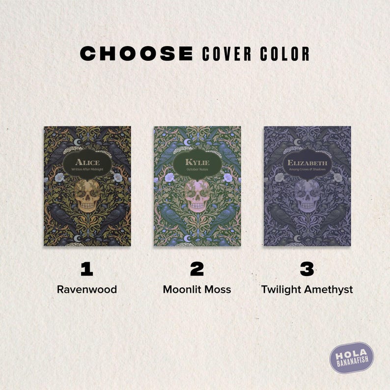 Pu&ograve; includere: Tre copertine di libri rettangolari con la scritta CHOOSE COVER COLOR. Ognuna presenta un teschio centrale, motivi floreali e corvi. L'opzione 1 &egrave; Ravenwood, 2 &egrave; Moonlit Moss e 3 &egrave; Twilight Amethyst, ciascuna con nome e sottotitolo.
