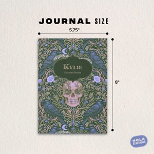 Pu&ograve; includere: Un diario che misura 5,75 pollici per 8 pollici con uno sfondo verde scuro caratterizzato da un motivo di corvi neri, fiori viola e un teschio umano centrale. Un'etichetta verde scuro al centro mostra il testo KYLIE October Notes.