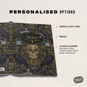 Pu&ograve; includere: Una copertina per taccuino con un motivo botanico scuro di corvi neri, fiori bianchi e un teschio umano centrale. Il testo include "PERSONALISED OPTIONS", "Select cover color", "Name" e "Custom subtitle (Examples: Diary, October Notes, Diary, Book of Shadows)". Il nome "Alice" e "Written After Midnight" sono stampati sulla copertina.