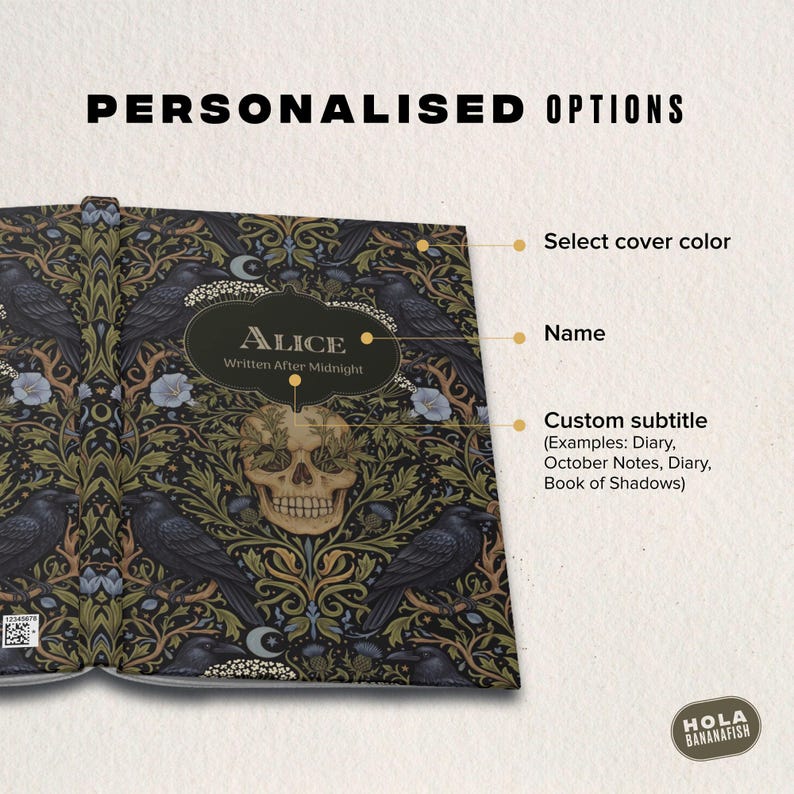 Pu&ograve; includere: Una copertina per taccuino con un motivo botanico scuro di corvi neri, fiori bianchi e un teschio umano centrale. Il testo include "PERSONALISED OPTIONS", "Select cover color", "Name" e "Custom subtitle (Examples: Diary, October Notes, Diary, Book of Shadows)". Il nome "Alice" e "Written After Midnight" sono stampati sulla copertina.