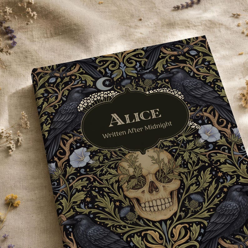 Pu&ograve; includere: Una copertina di libro rettangolare con sfondo nero caratterizzata da illustrazioni di corvi, un teschio umano e fogliame verde. Un'etichetta centrale scura mostra il testo Alice Written After Midnight in bianco con una luna crescente.