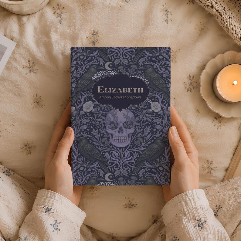 Pu&ograve; includere: Un libro rettangolare con una copertina viola scuro caratterizzata da un motivo ripetuto di corvi, elementi floreali e un teschio centrale. Il testo sulla copertina recita "ELIZABETH" e "Among Crows & Shadows" in una cornice scura.