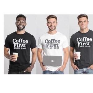 Pode incluir: Uma coleção de três camisetas de manga curta nas cores preta, branca e cinza escuro. Cada camiseta apresenta o texto "Coffee First THEN CODE" impresso em uma fonte ousada e estilizada na área do peito, servindo como elemento gráfico.