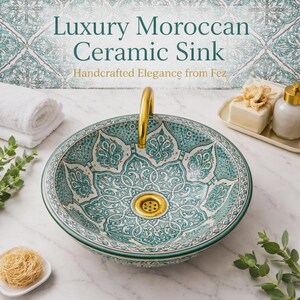 Könnte beinhalten: Ein rundes Keramikwaschbecken mit einem komplizierten blaugrünen und weißen Blumenmuster, einem goldenen Abfluss und einem goldenen Wasserhahn. Der Text Luxury Moroccan Ceramic Sink Handcrafted Elegance from Fez ist über dem Waschbecken zu sehen.