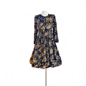 Vintage 80er Schwarzes Florales Baumwollkleid/ Europäische Handarbeit Vollrock Kleid mit Koralle Senf Lavendel Blumen/ polierte Baumwolle