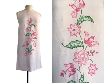 Vintage 60s pastel pink shift dress with pink & green floral embroidery| Twiggy mod dress