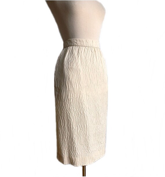 Vintage 60s ivory pencil skirt/ crepe skirt/ text… - image 3