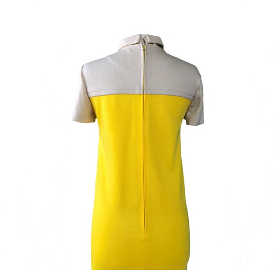 Vintage 1970s canary yellow and beige shift dress… - image 8