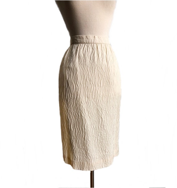 Vintage 60s ivory pencil skirt/ crepe skirt/ text… - image 1