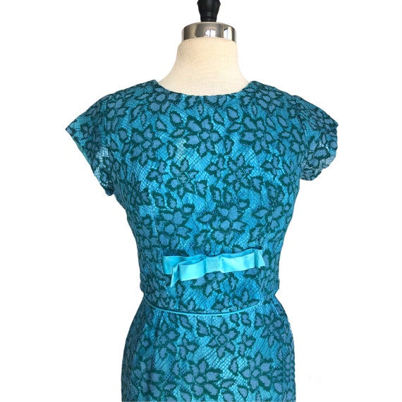 Vintage 60s green & blue floral lace sheath dress… - image 7