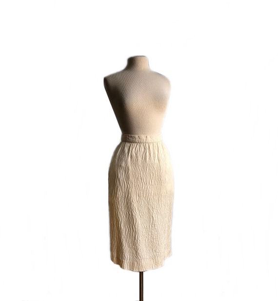 Vintage 60s ivory pencil skirt/ crepe skirt/ text… - image 2