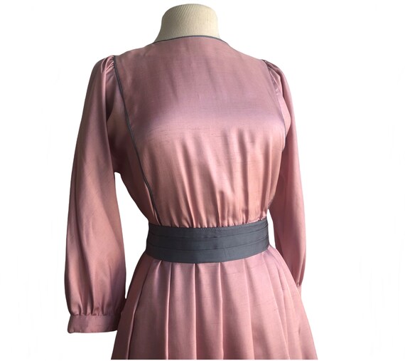 Vintage 80s ash rose pink silky pleated dress| Jo… - image 3