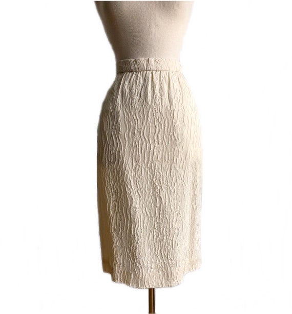 Vintage 60s ivory pencil skirt/ crepe skirt/ text… - image 4