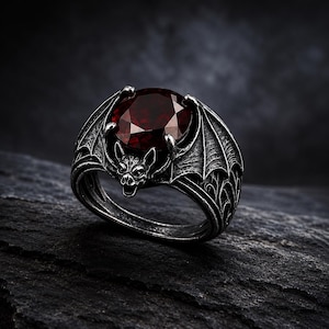 Gothic-Fledermausring mit Granat | Statement-Schmuck im Vampir-Stil aus dunklem Messing