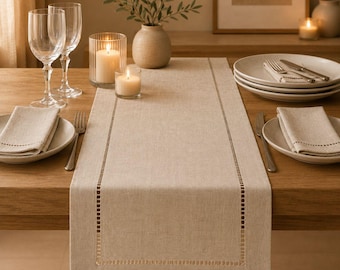 Runner da tavola in lino bianco, con orlo a punto a vista, perfetto per la sala da pranzo in stile rustico.