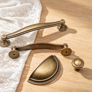 Antieke bronzen kastgrepen met kralenversiering | Vintage sierlijke ladeknoppen | Massief metalen keukengrepen in landelijke stijl | Beslag voor dressoirs in Franse landelijke stijl