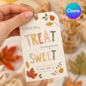 Op de afbeelding: Een rechthoekig papieren cadeaulabel met een lus van jute touw, voorzien van de tekst A LITTLE FALL TREAT for someone very SWEET en FROM: EMMA. Het ontwerp bevat illustraties van herfstbladeren in tinten oranje, geel en groen.
