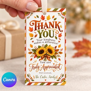 Puede incluir: Una etiqueta de regalo rectangular blanca con una cinta color crema, decorada con ilustraciones otoñales de girasoles y hojas coloridas. El texto dice: Thank You, Your kindness makes a difference!, You are Truly Appreciated, With Gratitude, The Carter Family.