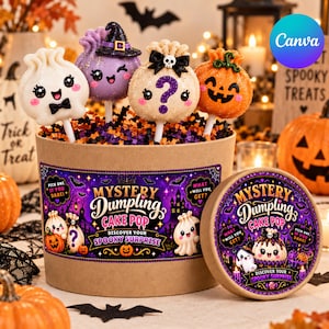 以下が含まれることがあります： スティック付きのハロウィンをテーマにしたケーキポップ4本が入った丸い紙製容器。ケーキポップは、白いお化け、紫色の魔女、疑問符が描かれたベージュのミステリーバッグ、オレンジ色のカボチャの形をしています。ラベルには「Mystery Dumpling Cake Pop」と書かれています。