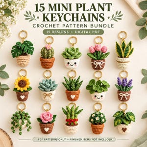 以下が含まれることがあります： 15種類のミニ植物キーホルダーのデジタルPDFかぎ針編みパターンセット。画像には、サボテン、多肉植物、花、葉など、15個のユニークなかぎ針編みの鉢植えが並んでおり、それぞれにゴールドトーンのキーリングが付いています。