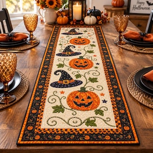 Peut inclure: Un chemin de table rectangulaire en tissu avec un panneau central crème orné de citrouilles d'Halloween, de chapeaux de sorcière violets, de vignes vertes et de petites étoiles, bordé d'un cadre sombre à motifs de citrouilles orange.