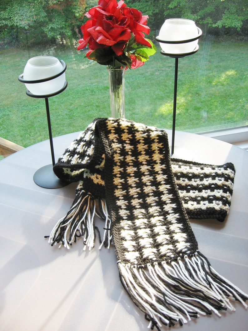 Black & Off-White Crochet Houndstooth Scarf Pattern image 1