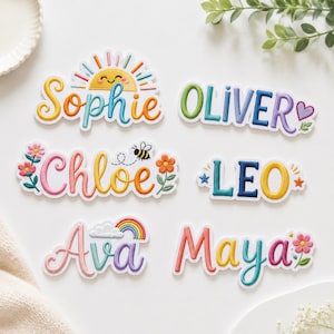 Op de afbeelding: Zes geborduurde naamlabels met kleurrijke ontwerpen. De namen Sophie, Oliver, Chloe, Leo, Ava en Maya zijn weergegeven in diverse lettertypes en levendige kleuren, versierd met motieven zoals een zon, hart, bij, bloemen en een regenboog.