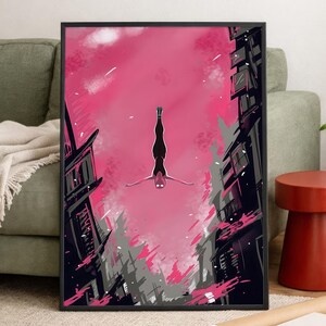 Op de afbeelding: Een ingelijste digitale kunstdruk met een figuur in een zwart pak die met het hoofd naar beneden door een levendige roze lucht duikt tussen twee donkere, silhouetachtige stadsgebouwen, met abstracte roze wolken en witte strepen.
