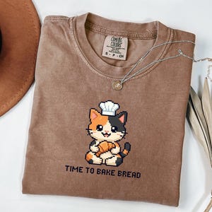 Pixel Art kattbagare T-shirt, 'Dags att baka bröd' Kawaii Calico katt kock T-shirt, retro Gamer Foodie kattälskare presenttopp