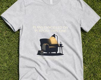内向型人間本部Tシャツ｜今回はわざと予定をキャンセルした居心地の良い読書シャツ｜家で過ごすのが好きな読書好きへのギフトTシャツ