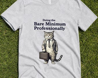 最低限のプロ意識を持つ猫Tシャツ、面白いオフィスワーク猫Tシャツ、皮肉で機知に富んだビジネス猫Tシャツ、ユーモラスなプロフェッショナルギフト