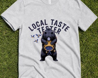地元の味見係のおもしろクマTシャツ、荒野のブルーベリー摘みTシャツ、素朴な自然愛好家のアウトドアギフト（彼氏・彼女向け）