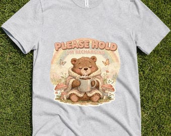 居心地の良いクマの充電Tシャツ、コテージコア風内向型グラフィックTシャツ、セルフケアコーヒー好きシャツ