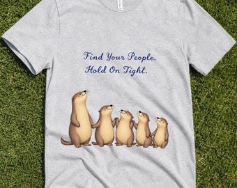 仲間を見つけて、しっかり掴まって！カワウソTシャツ｜かわいいカワウソファミリーTシャツ｜友情Tシャツギフト（女性向け）