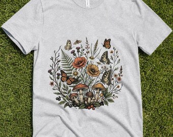 コテージコア風キノコと蝶のTシャツ、ヴィンテージ風植物柄シダと花の森のTシャツ、自然愛好家への美的アートガーデンギフト