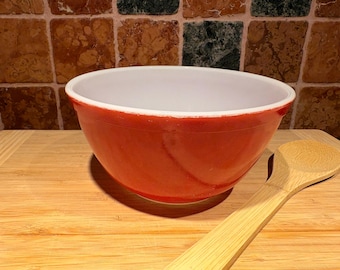 Stara miska do mieszania Pyrex 402 w kolorze czerwonym | Miska do wsuwania o pojemności 1,5 kwarty | Czerwony Pyrex w stylu podstawowym | Kuchnia z połowy XX wieku | Kolekcjonerskie naczynia do pieczenia z lat 50. XX wieku