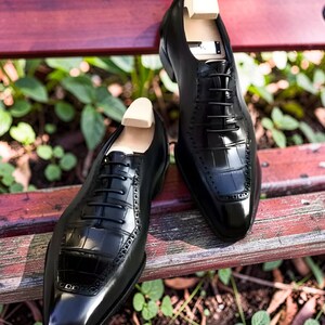 Chaussures noires faites main pour hommes, botte habillée en cuir à lacets à motif crocodile.