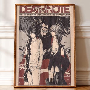Puede incluir: Un póster enmarcado con ilustraciones del manga Death Note y el título en la parte superior. La imagen muestra a los personajes L y Light Yagami junto al shinigami Ryuk, en una paleta de colores apagados crema, negro y rojo oscuro.