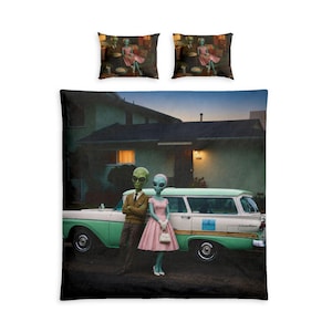 Peut inclure: Une parure de lit composée d'une housse de couette et de deux taies d'oreiller, ornée d'une impression graphique représentant deux extraterrestres verts devant un break vintage vert menthe et blanc garé devant une maison au crépuscule.