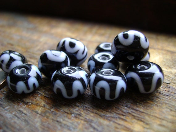 Bead Pattern 121 reproduction Black and yellow trail beads
