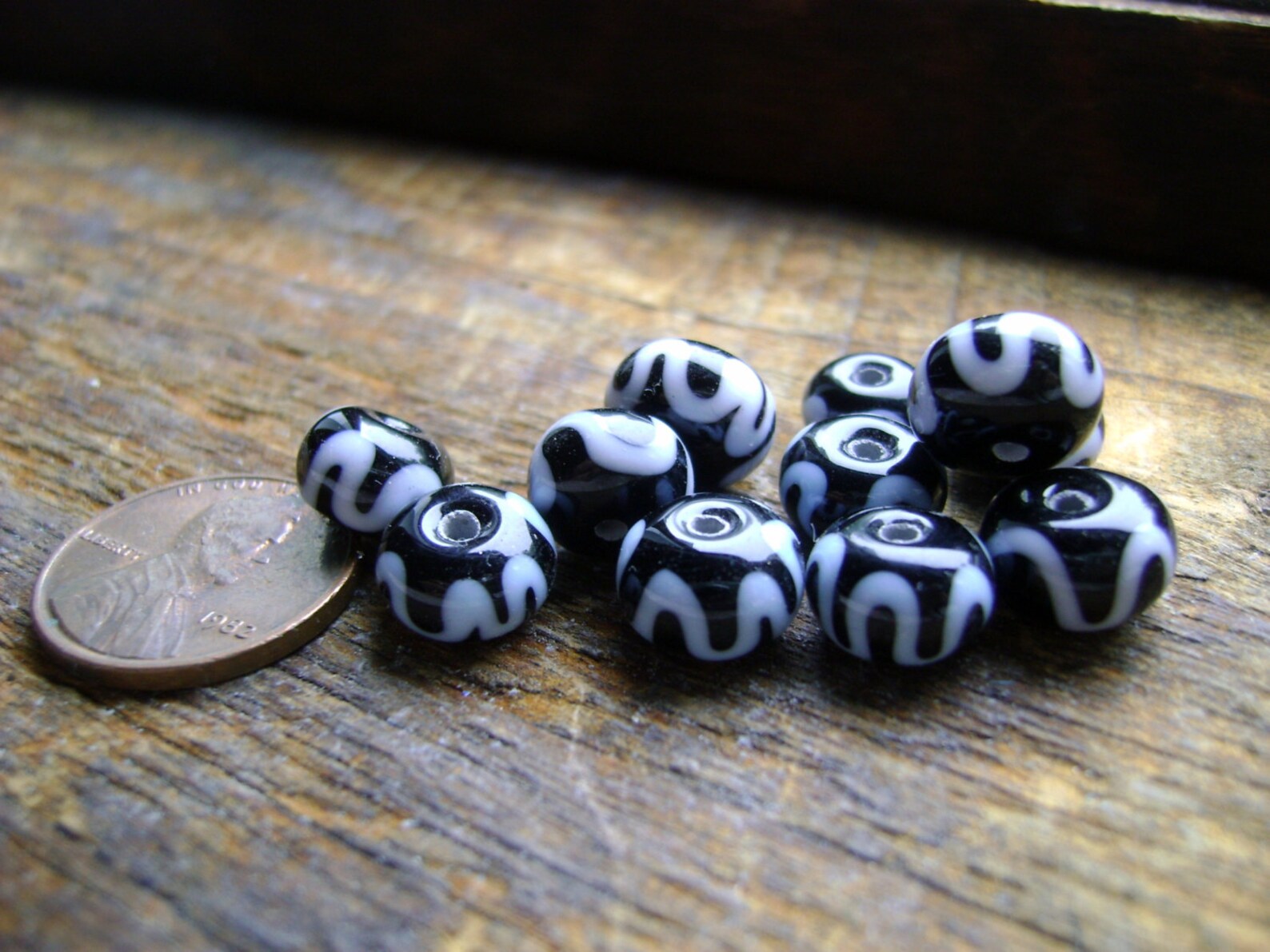 Bead Pattern 12 Black Bead With White Wave reproduction Etsy
