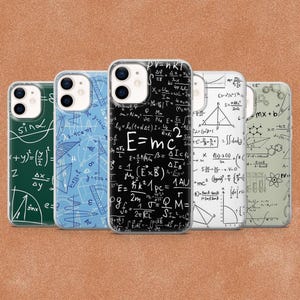 Puede incluir: Cinco fundas para smartphone con fórmulas científicas y matemáticas. Las fundas son verde oscuro, azul claro, negro, blanco y gris claro. Cada funda muestra ecuaciones, formas geométricas y símbolos científicos impresos.
