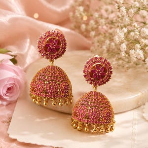 Matte Finish Jhumka Ohrringe mit Rubin Pink Zirkonia CZ Steinen (Circular, Schmetterling)