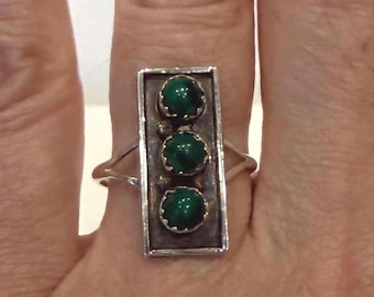 Plata de ley hecha por los navajos con piedras de malaquita.